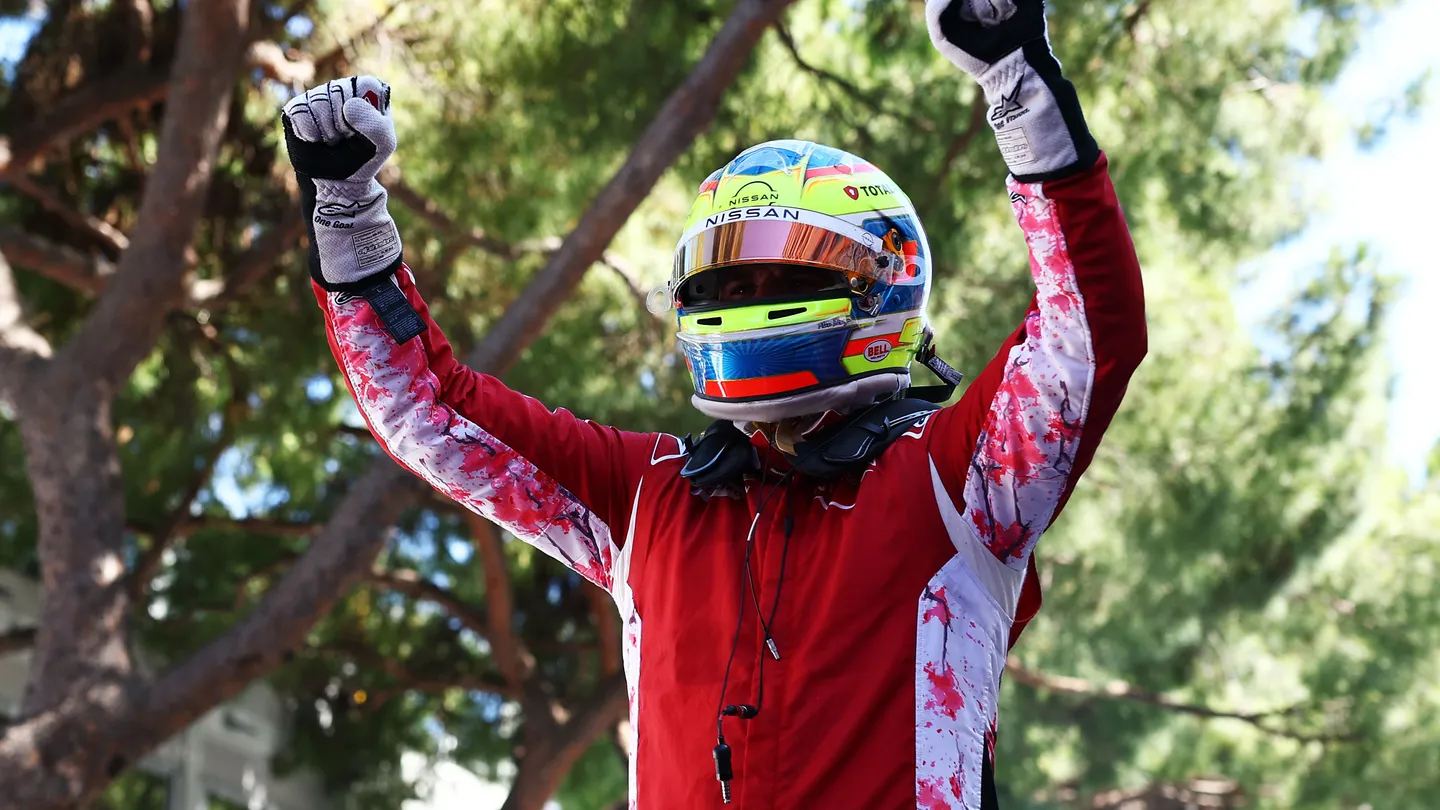 Oliver Rowland celebrando la victoria en la ronda 10 del campeonato de Fórmula E en Mónaco.