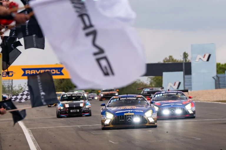 Mercedes gana las 24 Horas Nurburgring