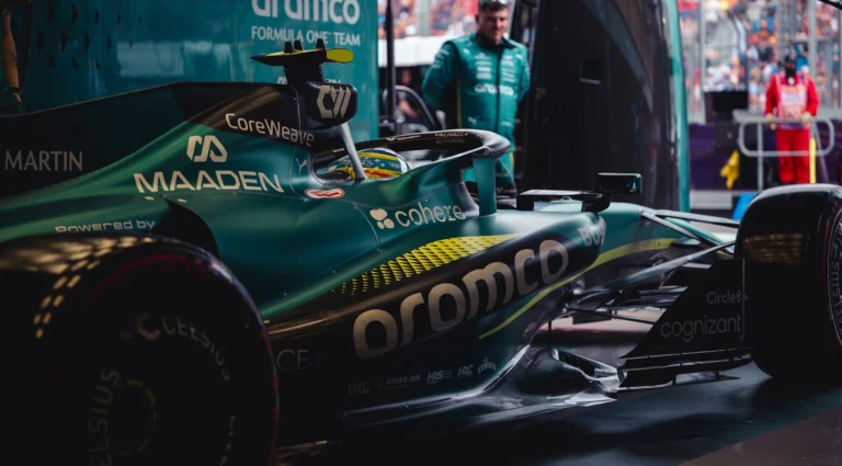 Fernando Alonso a bordo del Aston Martin