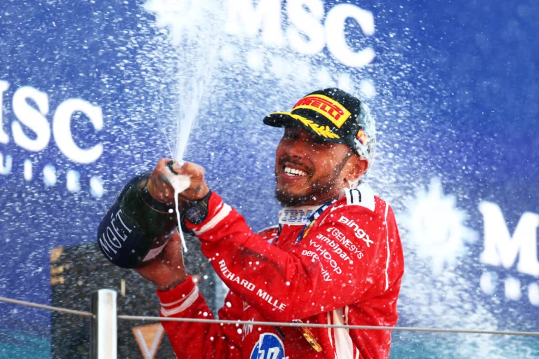 Hamilton se estrena de rojo en Barcelona