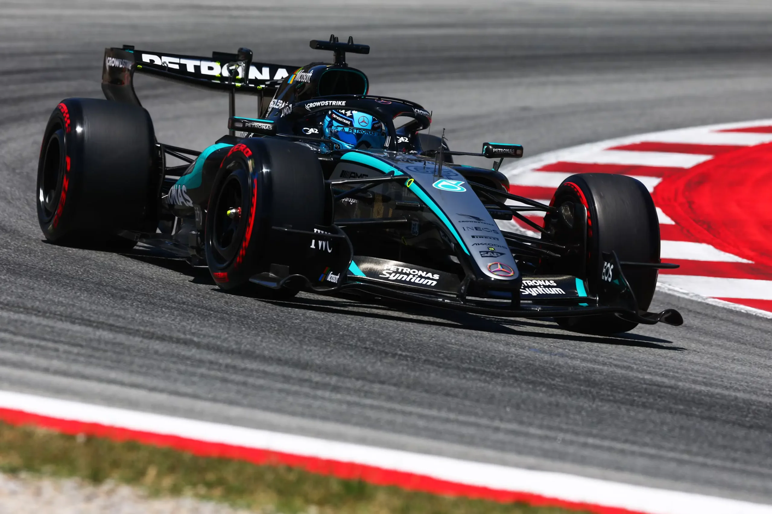 Russell se lleva la pole en España