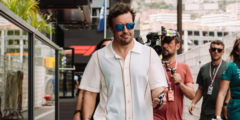 Fernando Alonso llegando al GP de Mónaco